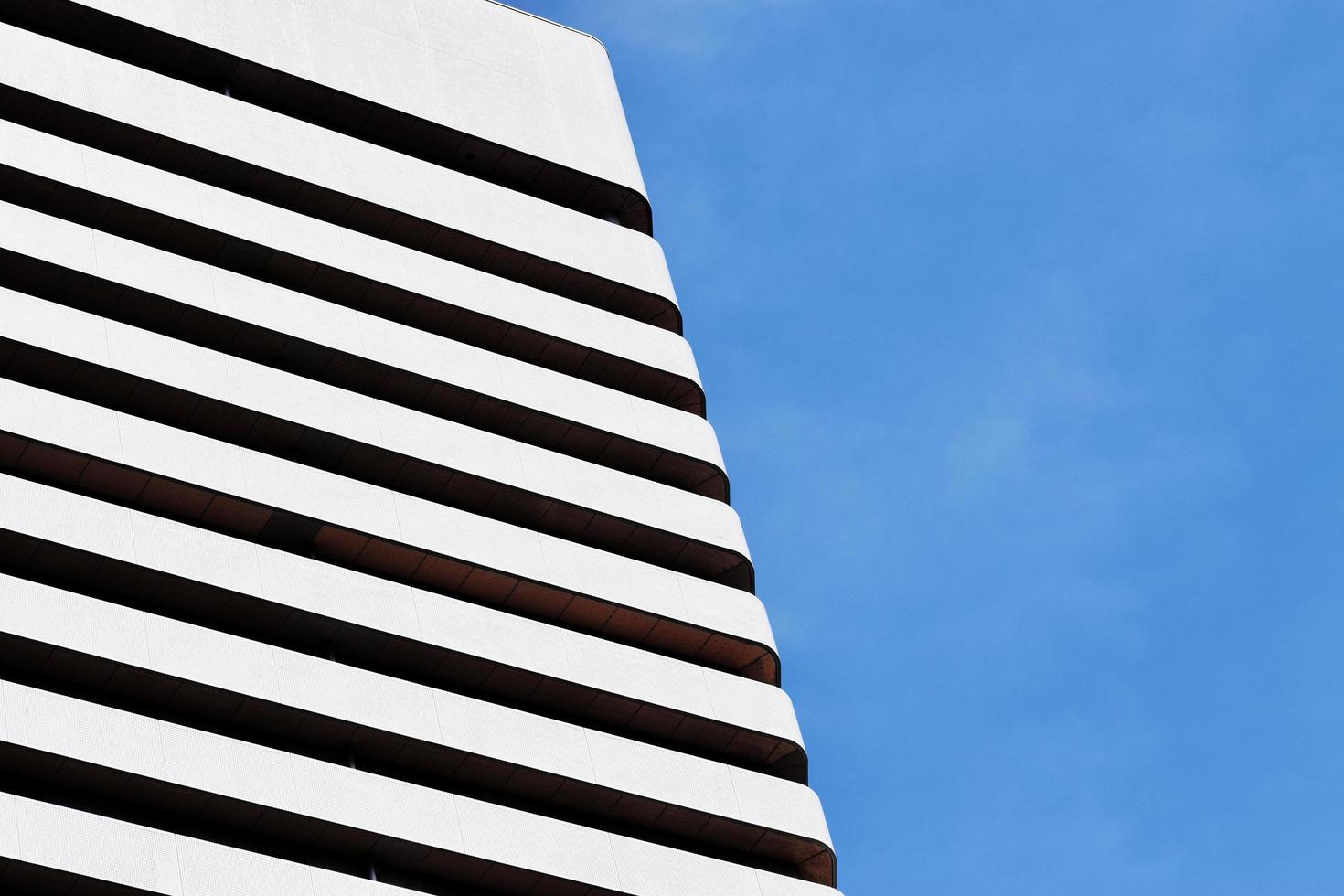 fotografia de close-up de edifício de concreto branco e preto foto