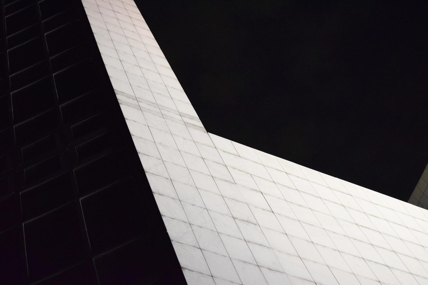 edifício de concreto branco durante a noite foto