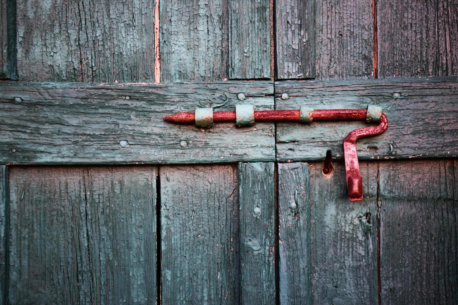 porta de madeira com um trinco enferrujado foto