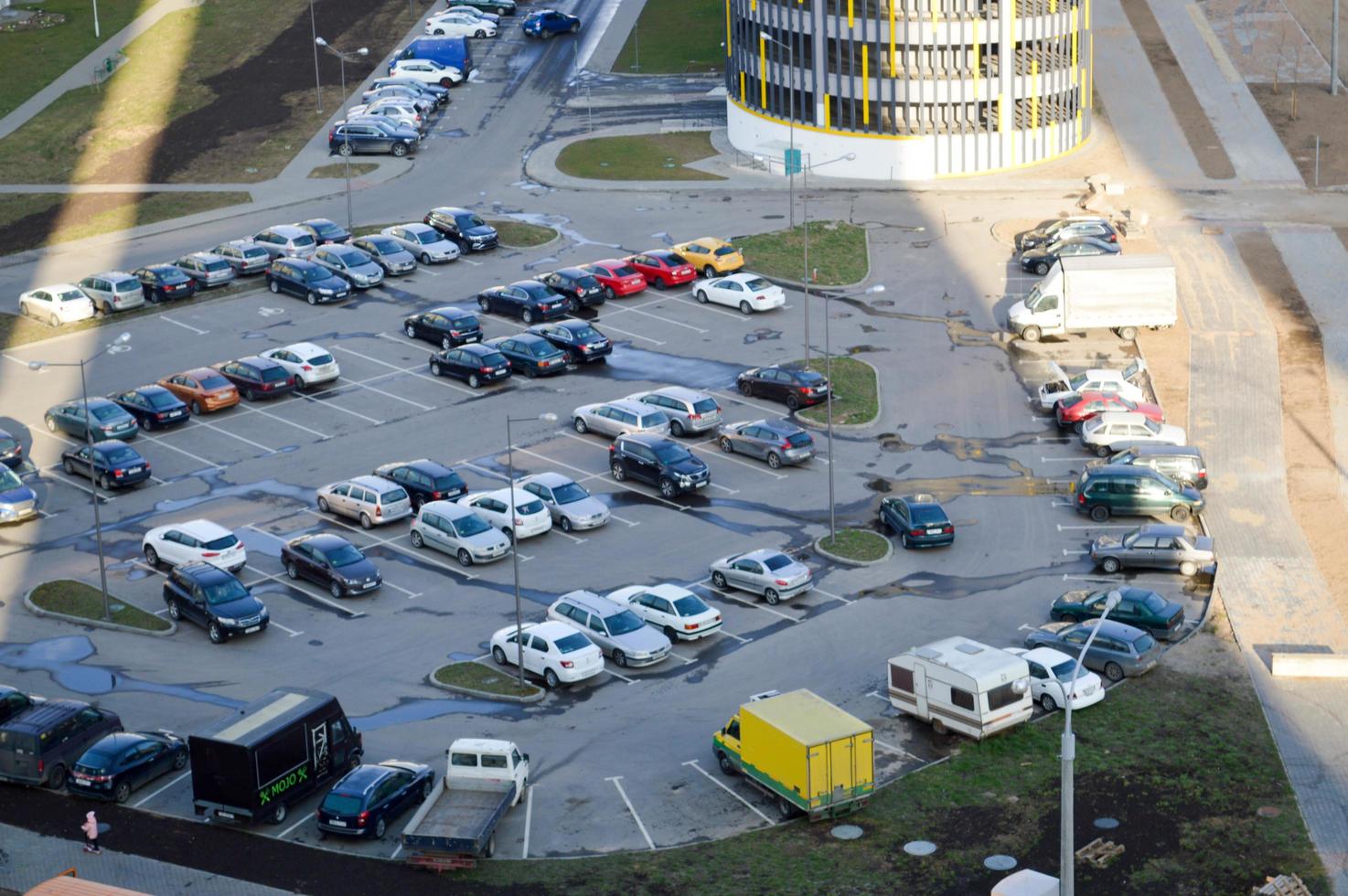 vista do topo de um grande estacionamento aberto e estacionamento interno de vários níveis em uma área residencial da grande cidade da metrópole foto