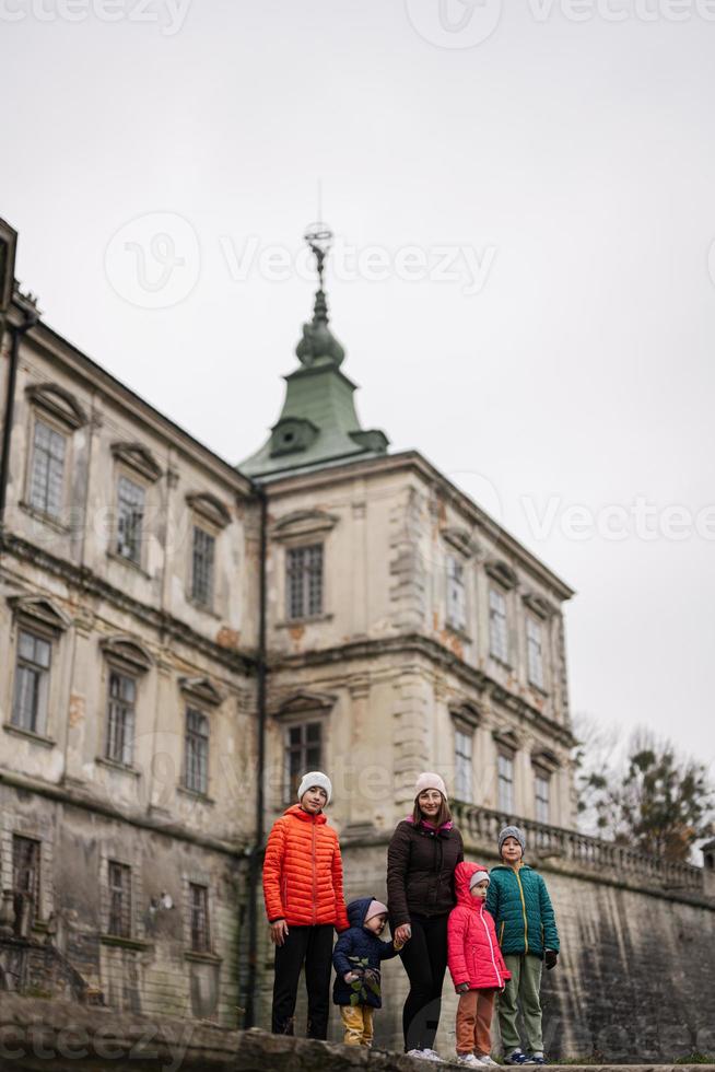 mãe com quatro filhos visita o castelo pidhirtsi, região de lviv, ucrânia. turista familiar. foto