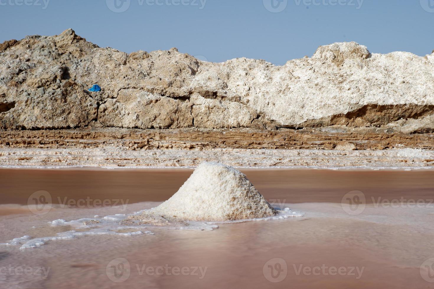 lago de sal na tunísia chott el djerid cor vermelha da água dos minerais de sal. maior lago salgado do deserto do saara. destino turístico. viajar o mundo. paisagem misteriosa. foto