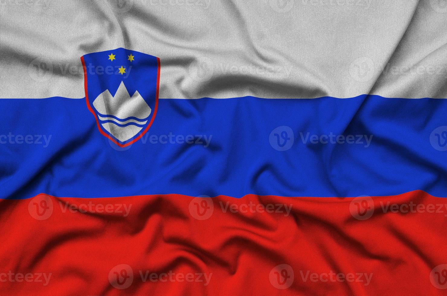 a bandeira da eslovênia é retratada em um tecido esportivo com muitas dobras. bandeira da equipe esportiva foto