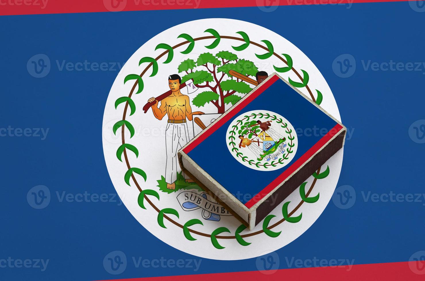 a bandeira de belize é retratada em uma caixa de fósforos que fica em uma bandeira grande foto