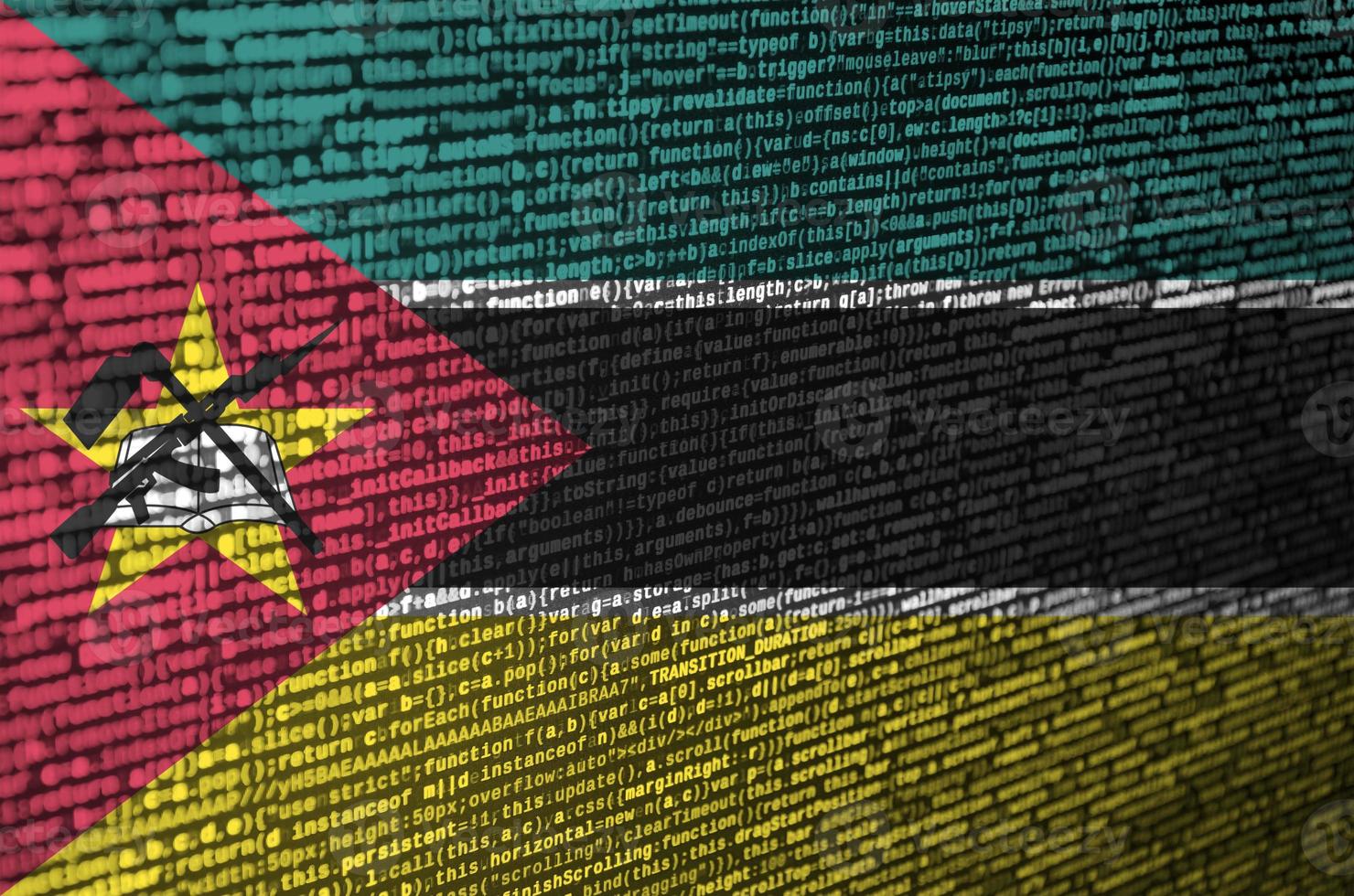 A bandeira de Moçambique é apresentada no ecrã com o código do programa. o conceito de tecnologia moderna e desenvolvimento de sites foto