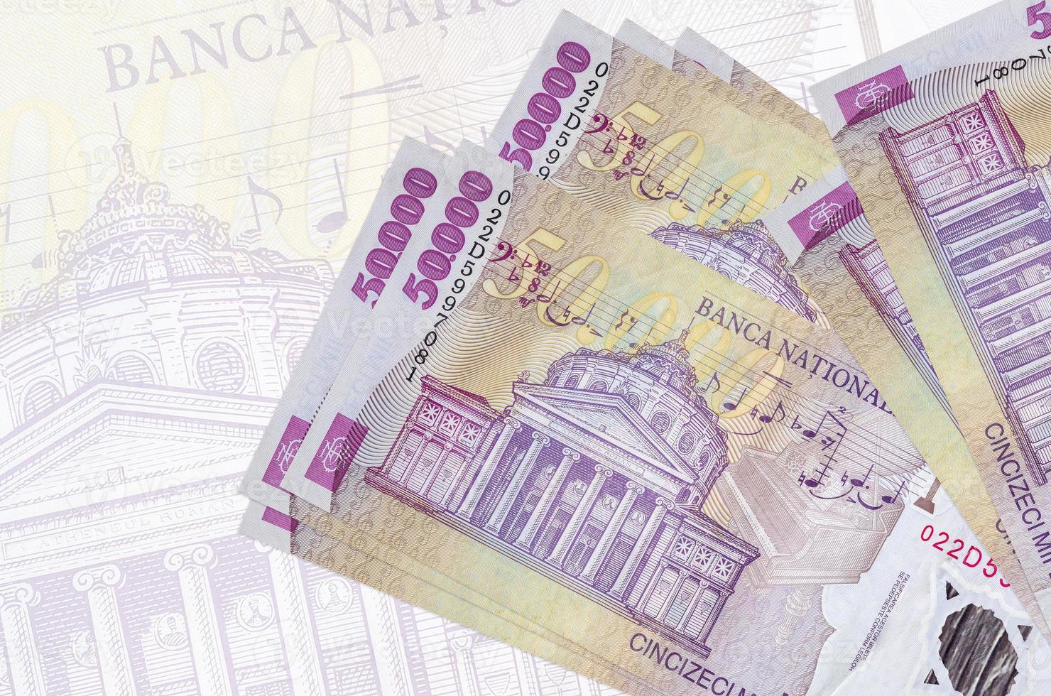 50000 contas de leu romeno encontram-se na pilha no fundo da grande nota semitransparente. apresentação abstrata da moeda nacional foto