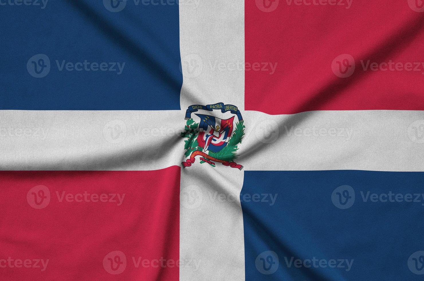 a bandeira da república dominicana é retratada em um tecido esportivo com muitas dobras. bandeira da equipe esportiva foto