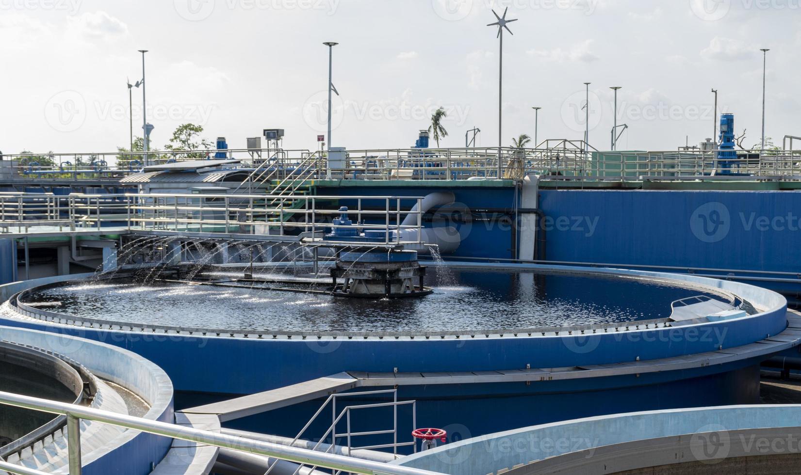 lagoas de tratamento de águas residuais de plantas industriais foto