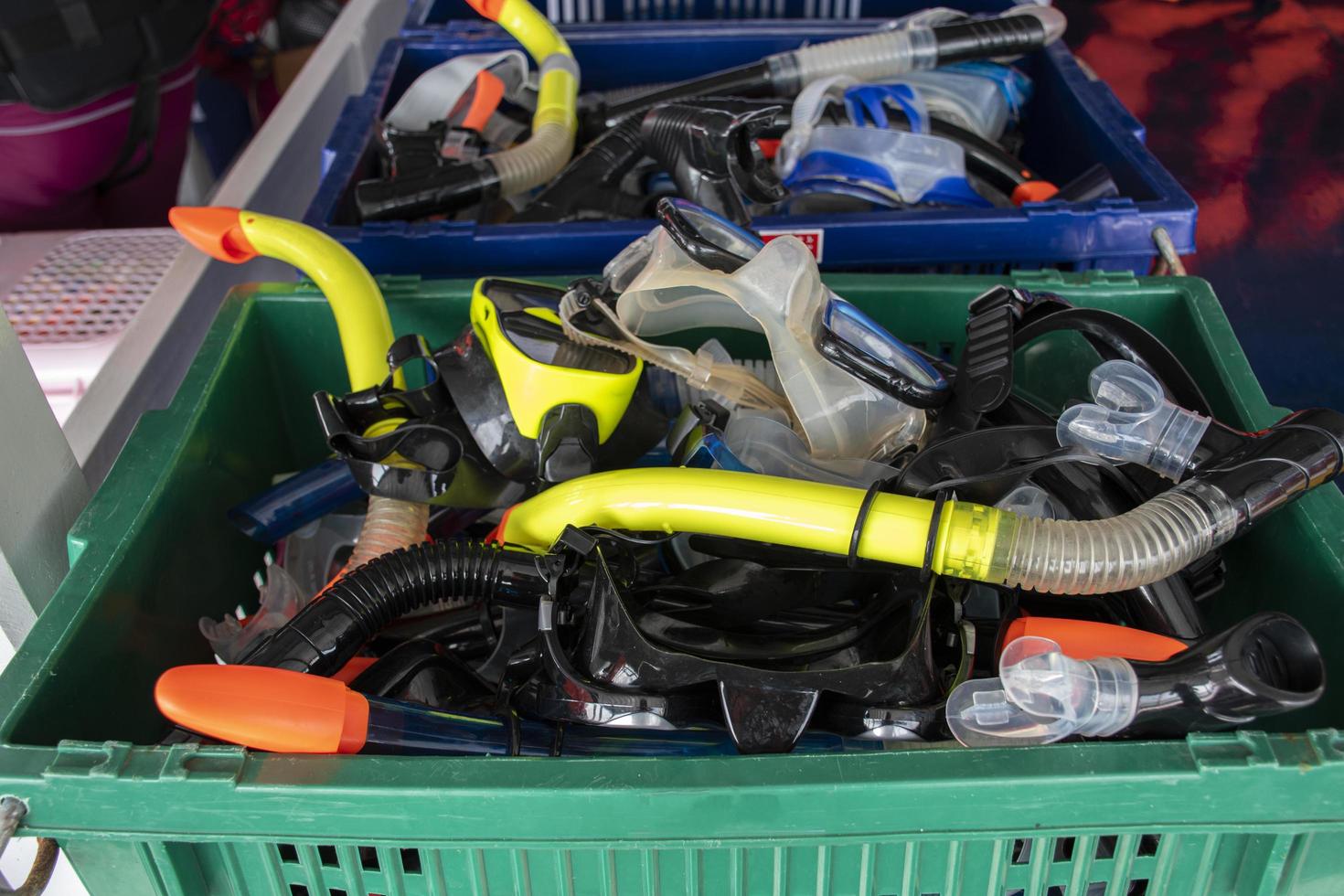 máscara de snorkel colorida em caixa de plástico. foto