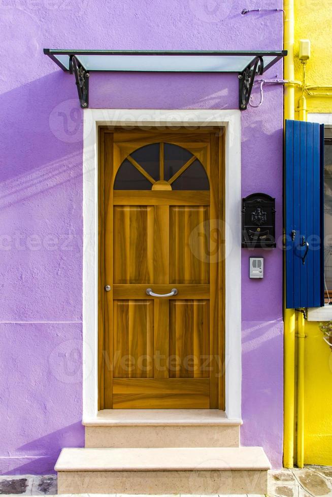 velha porta tradicional no edifício colorido na ilha de burano, Itália foto