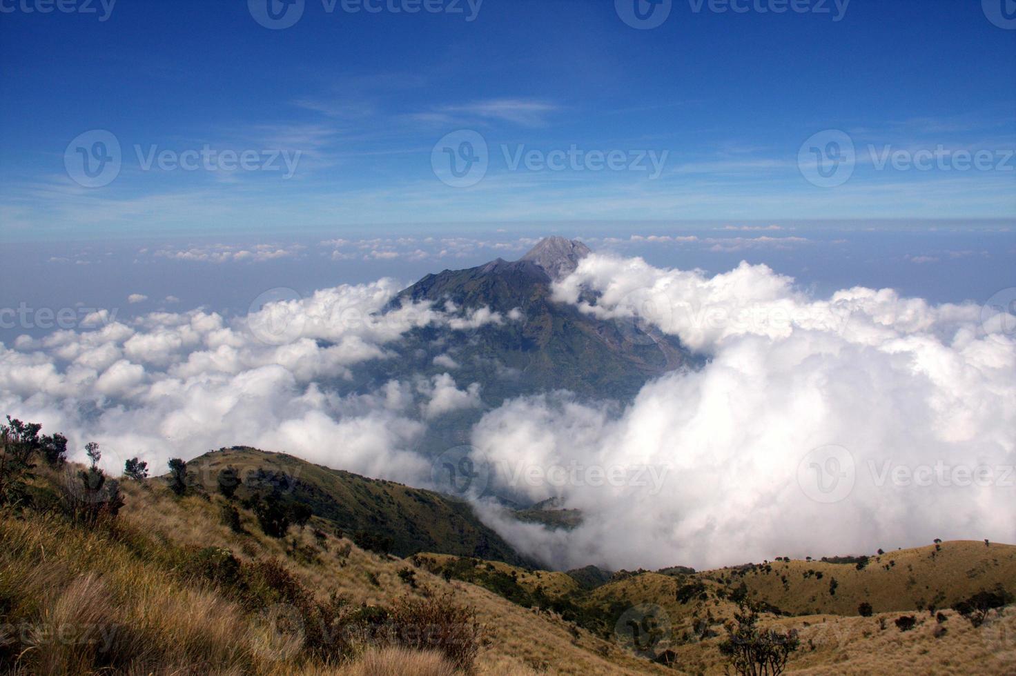 ver a montanha merapi do pico da montanha merbabu. java central, indonésia. foto