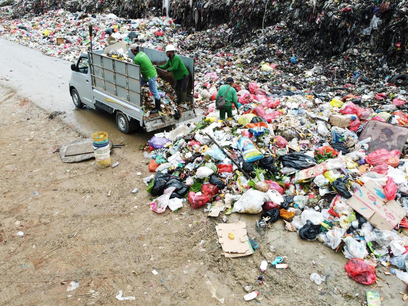 sangatta, leste de kalimantan, indonésia, 2020 - um trabalhador de aterro sanitário fazendo seu trabalho em aterro sanitário foto