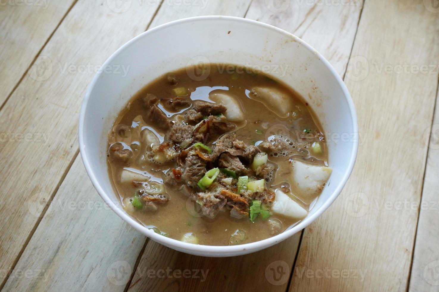 coto makassar é uma sopa de carne tradicional de makassar, sul de sulawesi, indonésia. foco seletivo foto