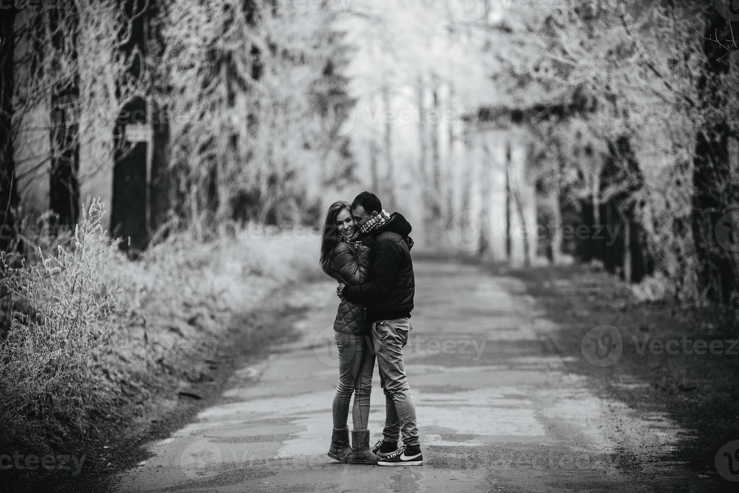 casal andando em um parque de inverno foto