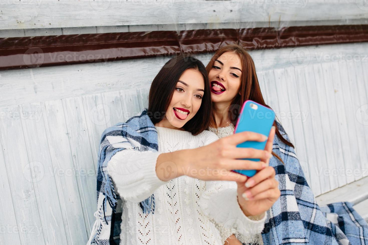 duas meninas fazem selfie foto