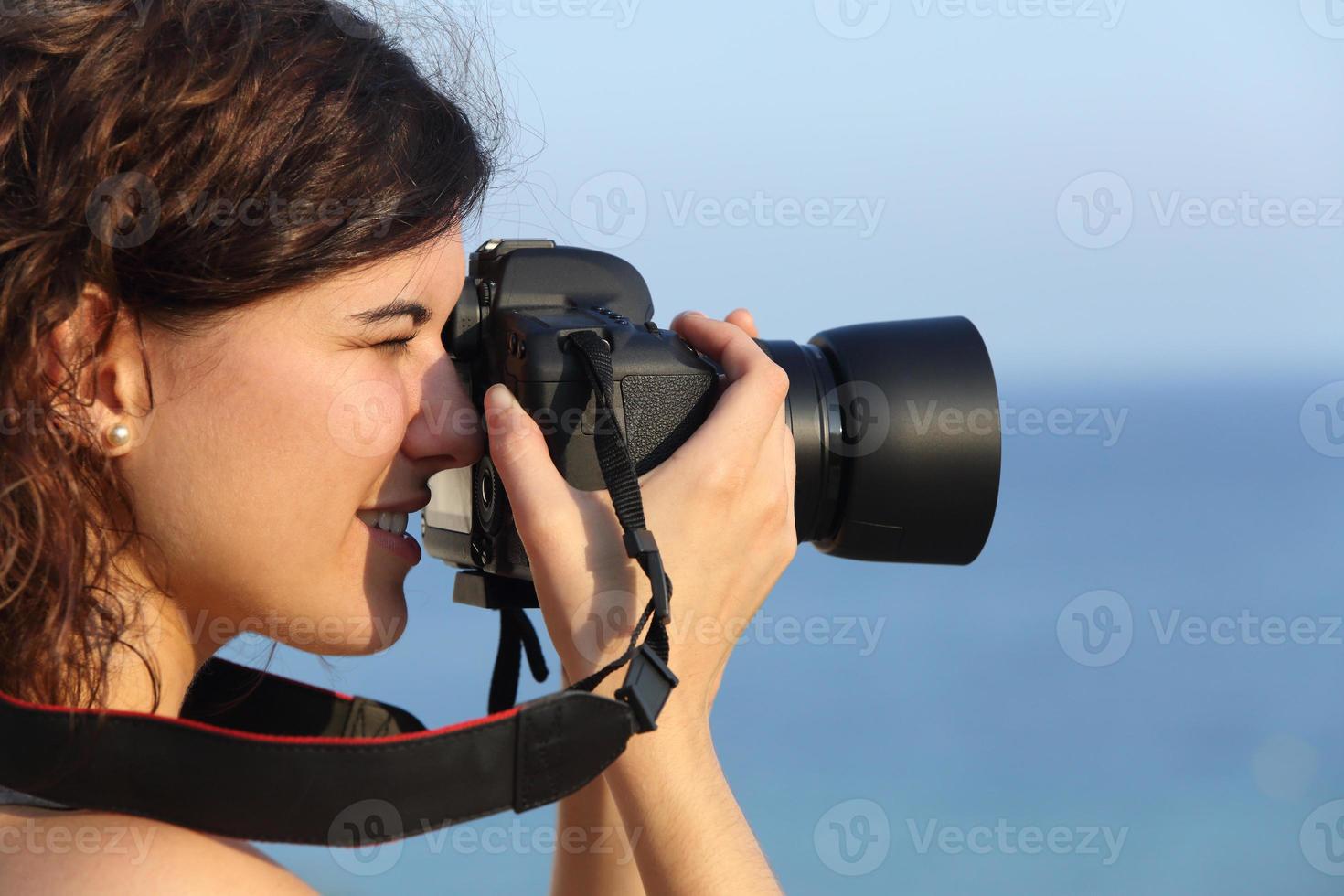 mulher atraente tirando uma foto com sua câmera