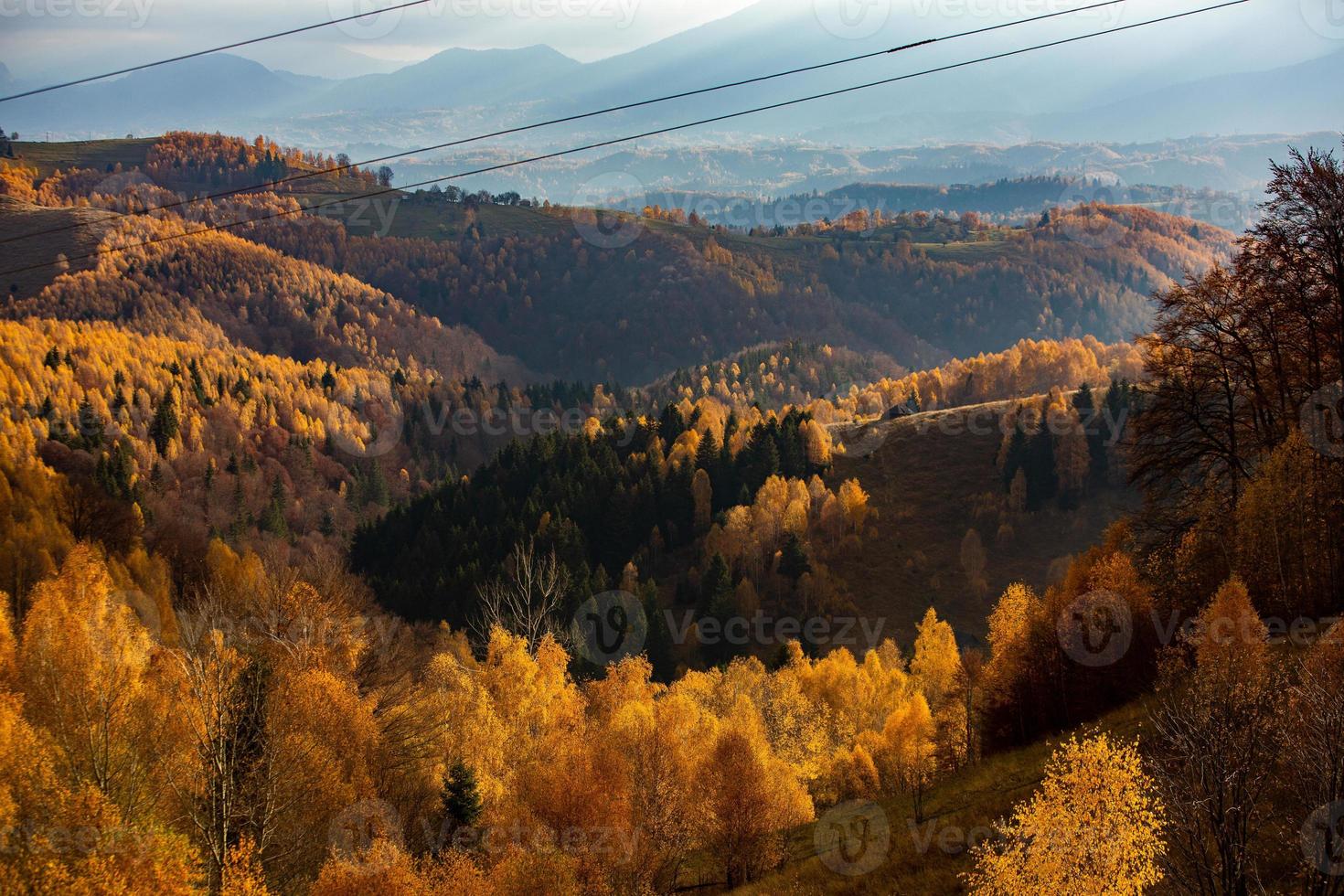 uma encantadora paisagem montanhosa nos cárpatos, romênia. natureza do outono em brasov, europa foto