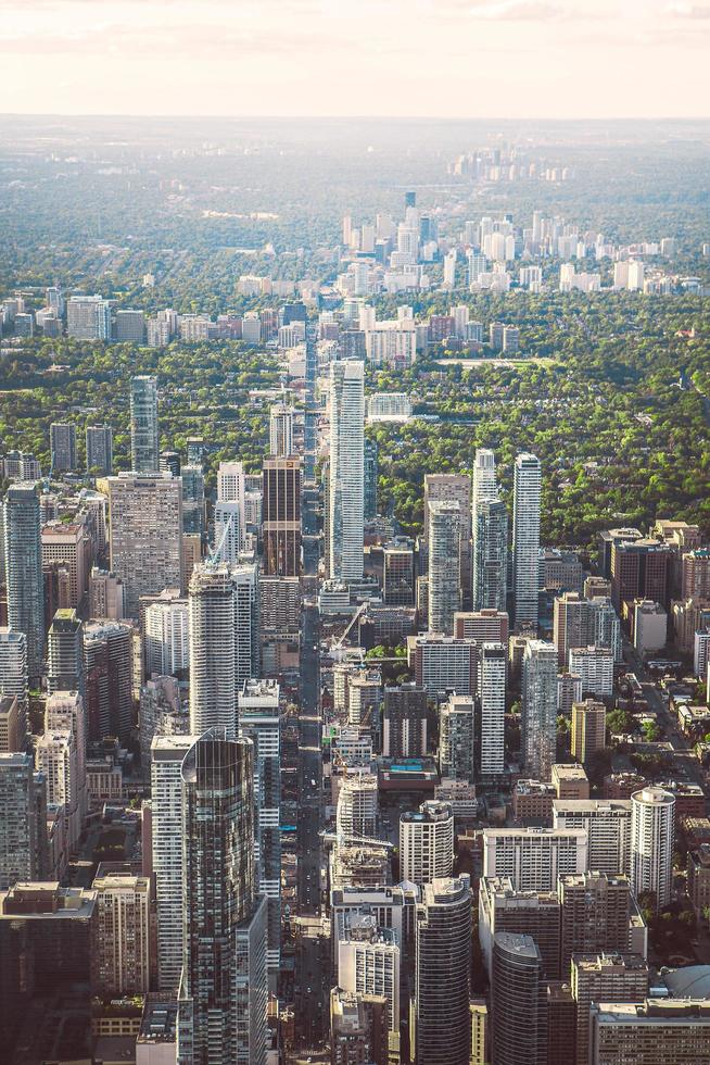 vista aérea de edifícios da cidade durante o dia foto