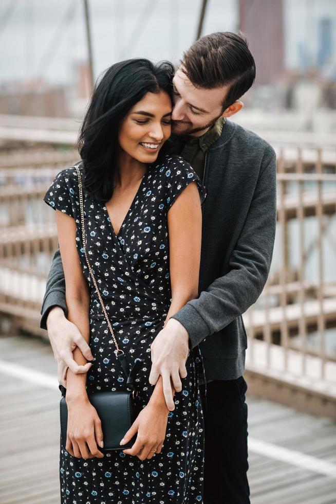 casal atraente se abraçando na cidade de nova york foto