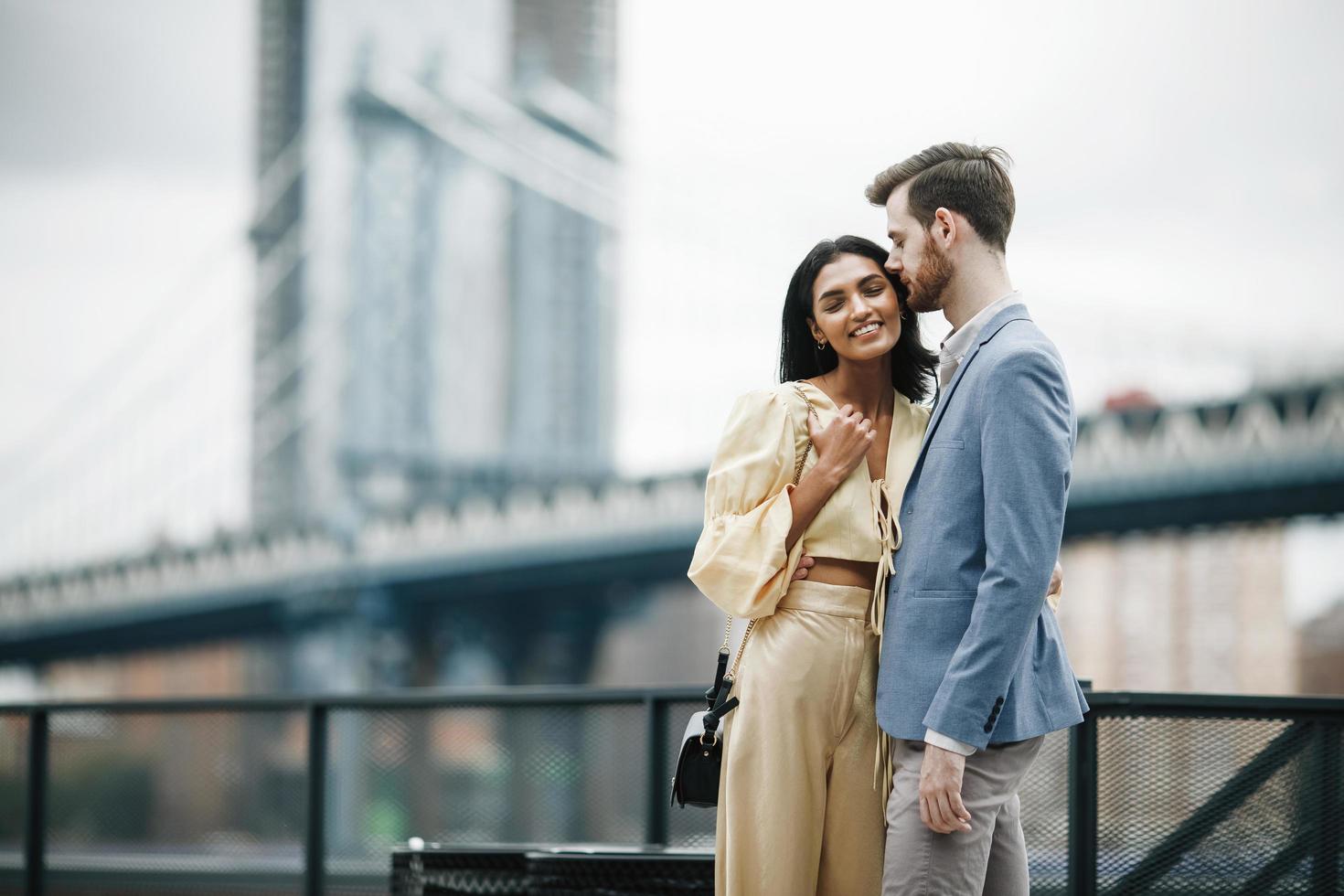 casal atraente se abraçando na cidade de nova york foto