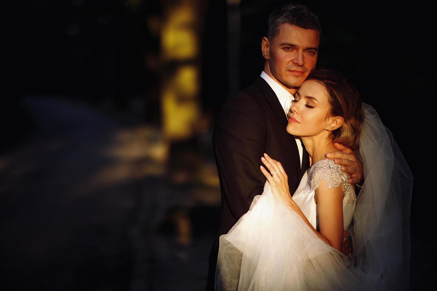 lindo casal se abraçando no parque foto