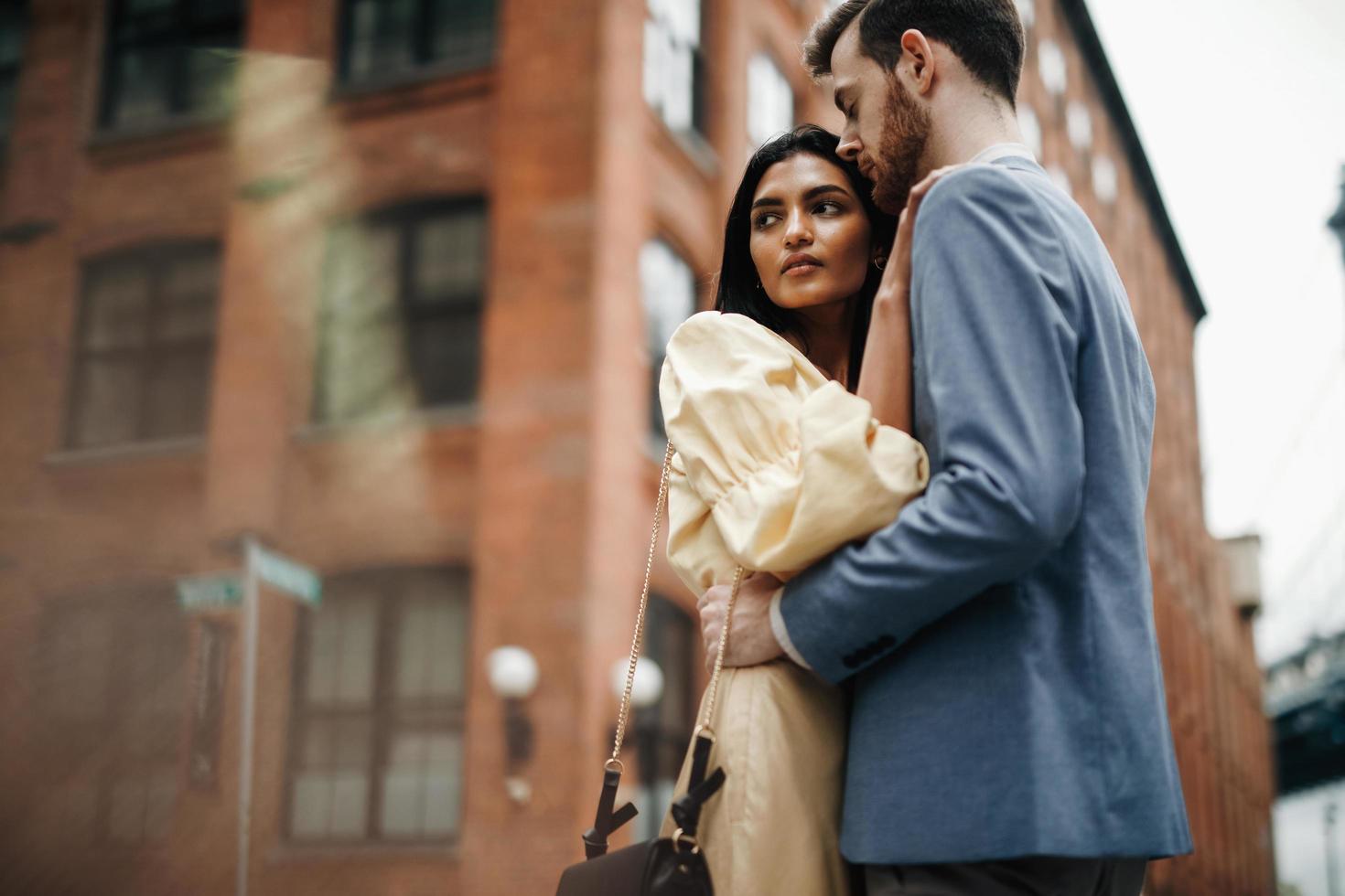 casal atraente se abraçando na cidade de nova york foto