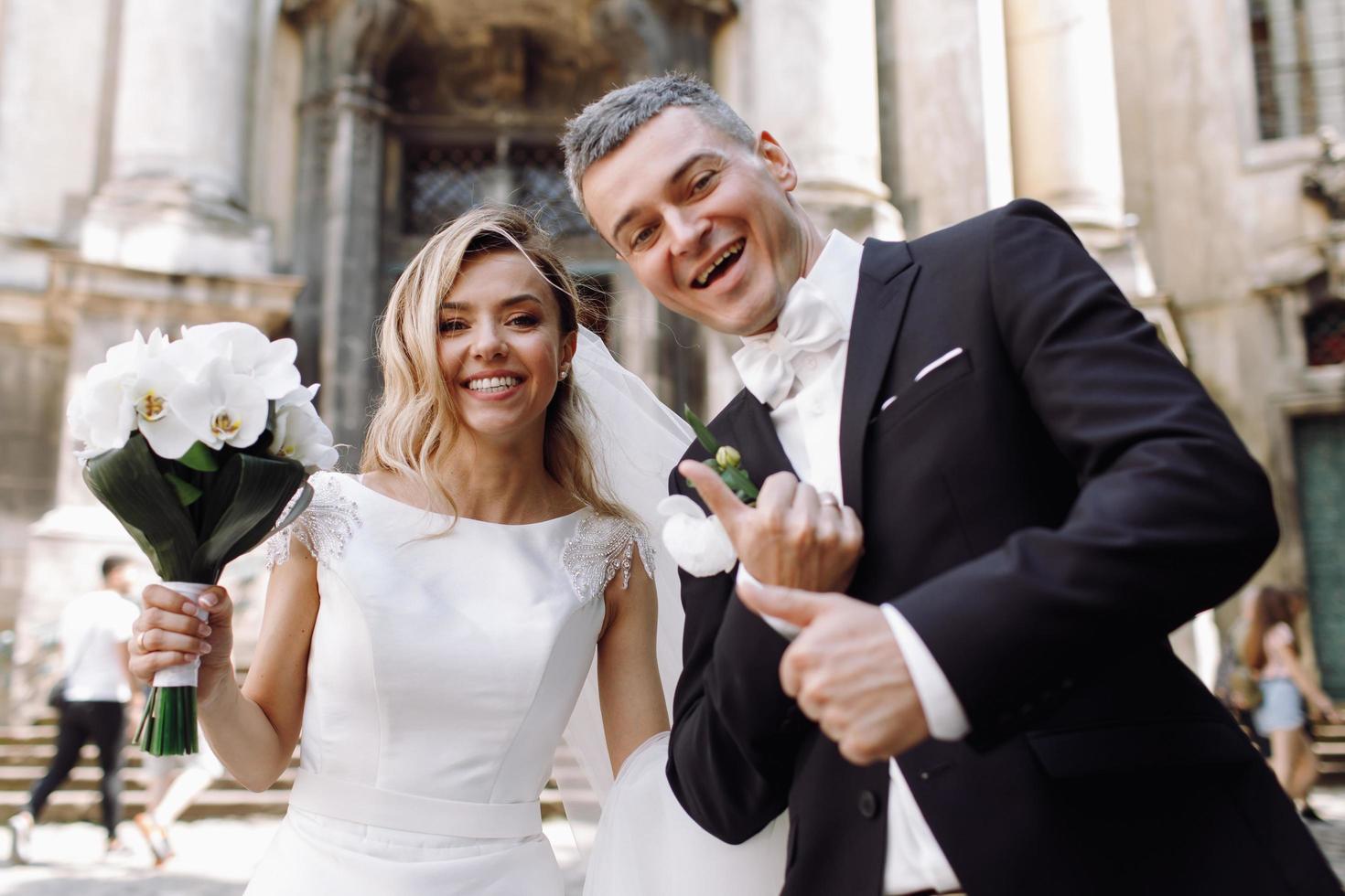 europa, 2018 - casal recém-casado fora da igreja de praga. foto