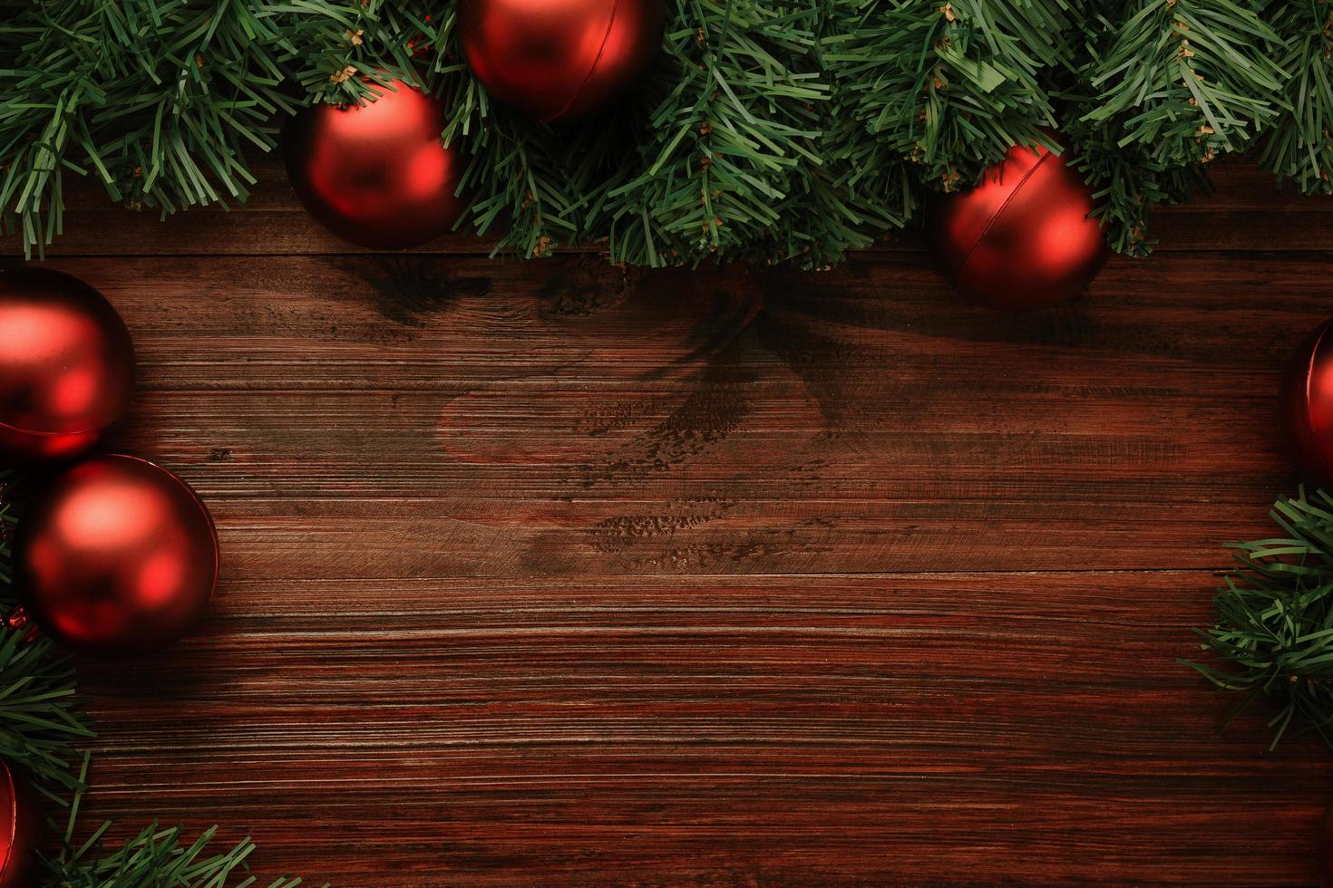 borda decoração de natal em mesa de madeira foto