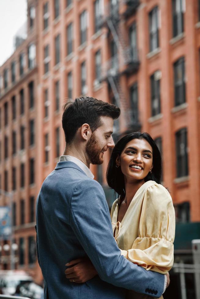 casal atraente se abraçando na cidade de nova york foto