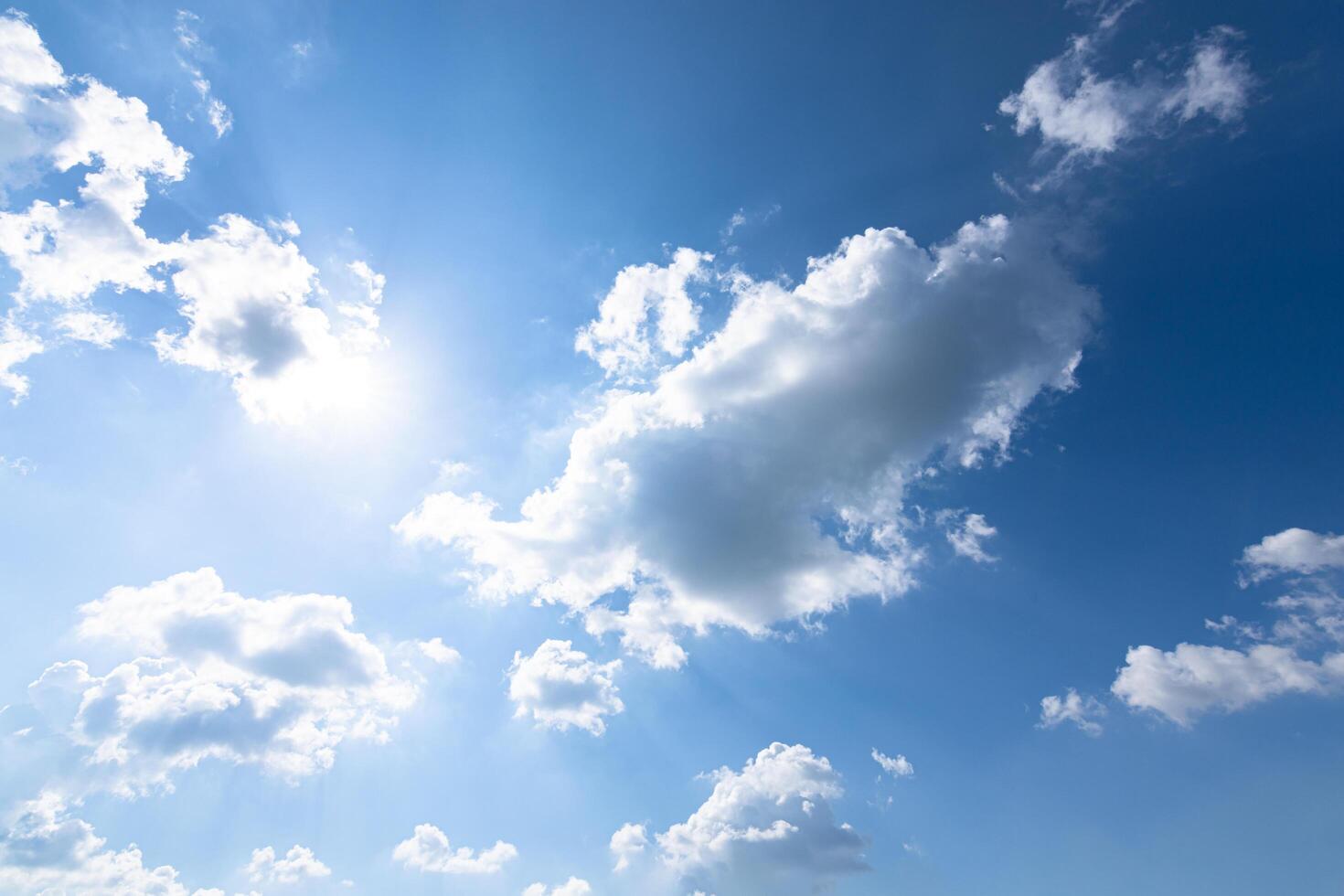 céu azul e nuvens foto