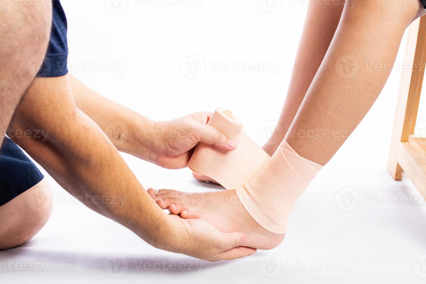 homens ou mulheres idosos ou jovens têm problemas nos joelhos, tornozelos, articulações, artrite e tendões. dor muscular induzida pelo exercício da gota e ácido úrico isolado no fundo branco foto