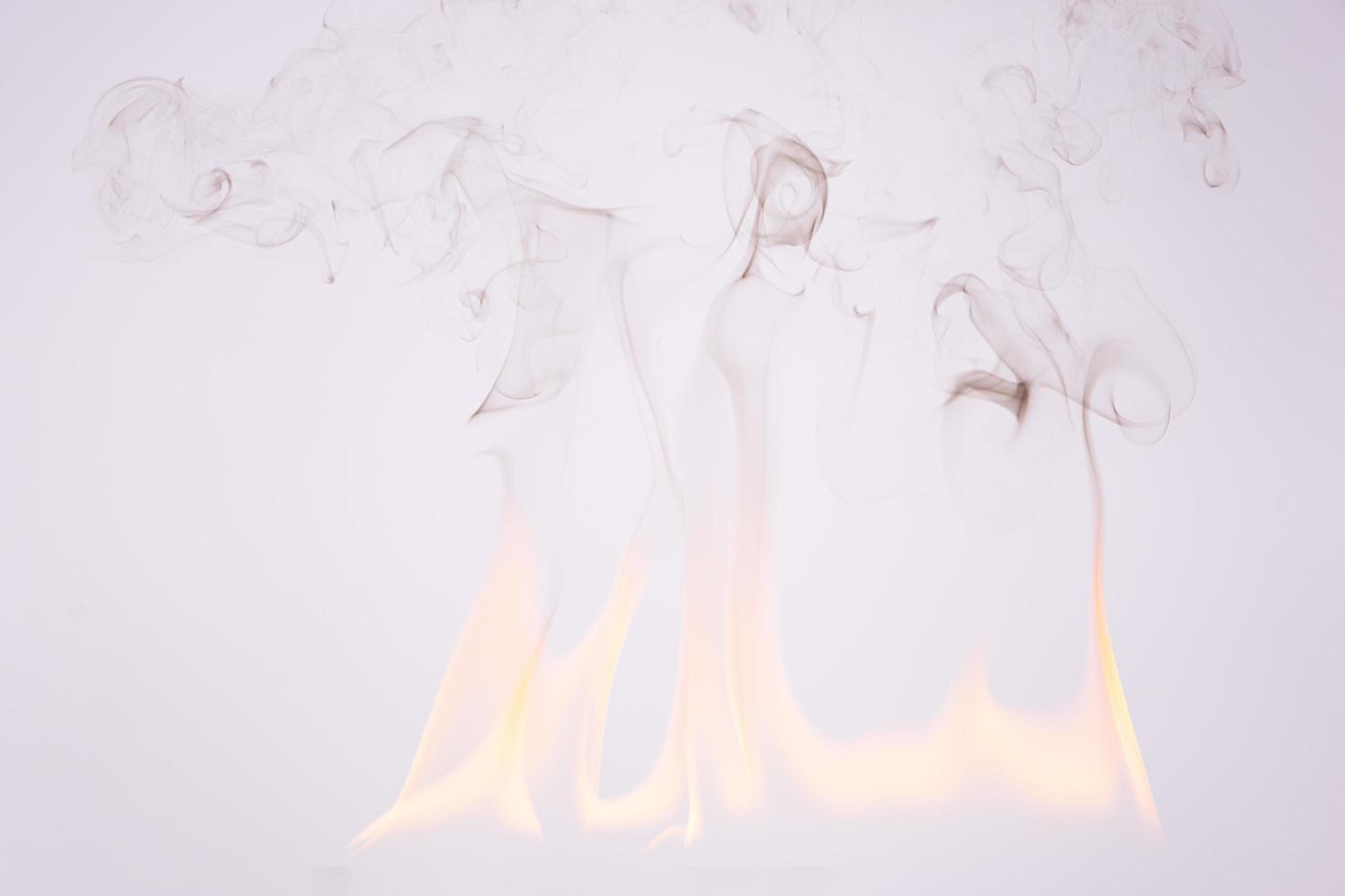 fogo e fumaça no fundo branco foto