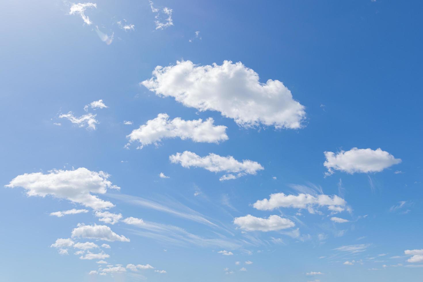 céu azul e nuvens foto