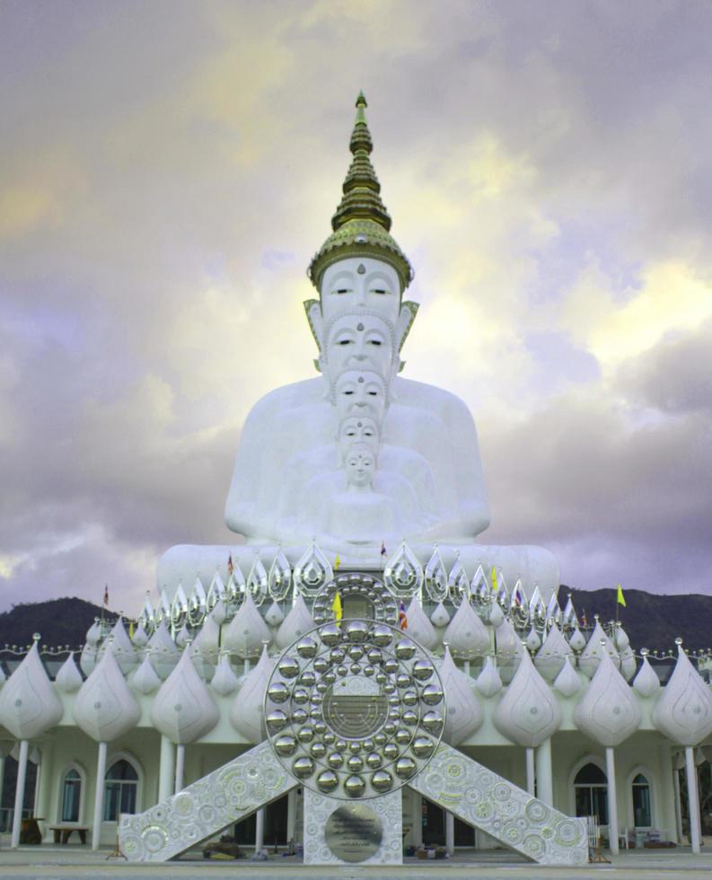 estátuas de Buda na frente do céu em wat phra thart pha kaew foto