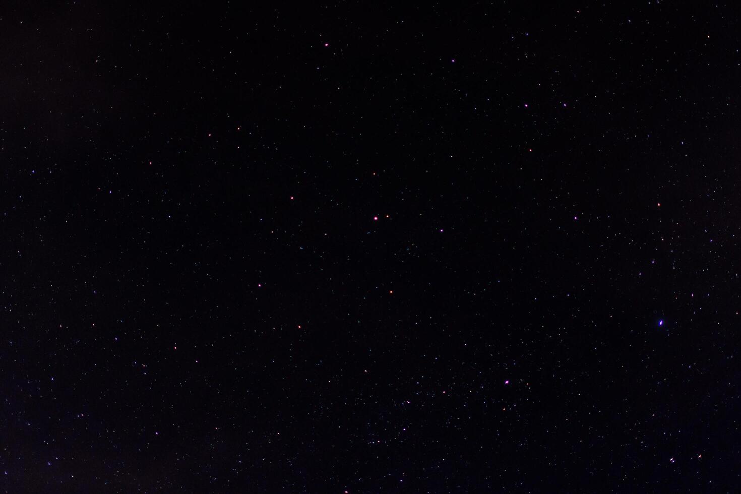 o céu, nuvens e estrelas à noite foto