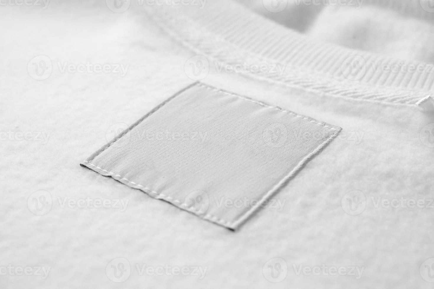 etiqueta de roupas de lavanderia branca em branco no fundo de textura de tecido foto