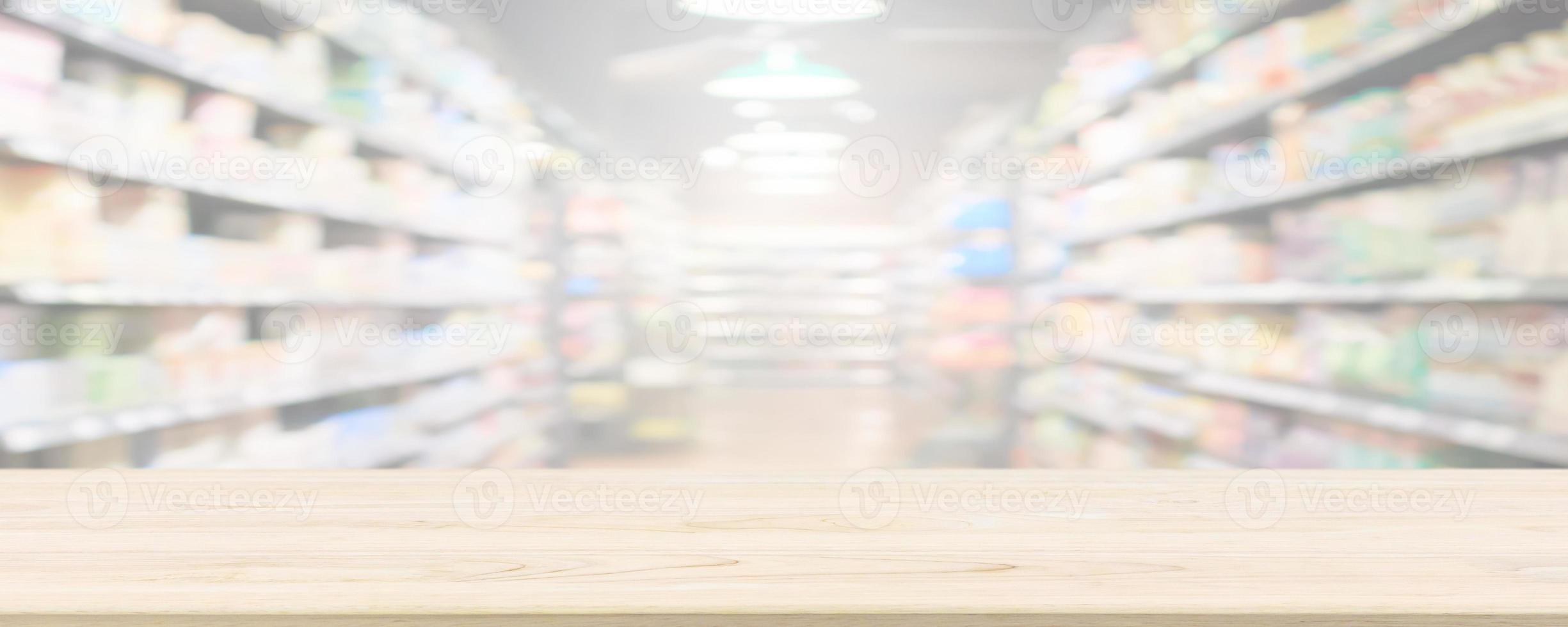tampo da mesa de madeira com fundo desfocado da mercearia de supermercado com luz bokeh para exibição do produto foto
