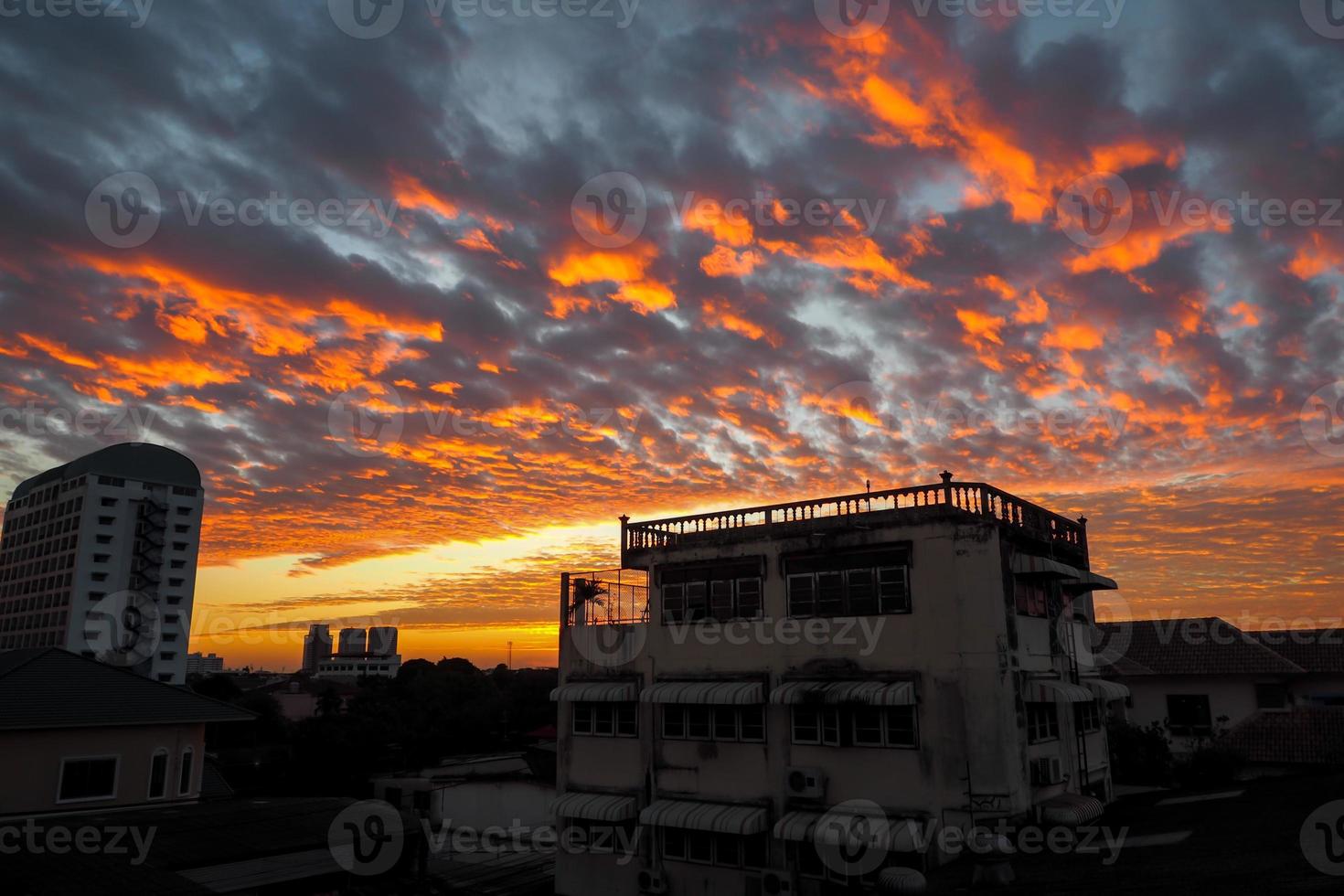 céu vermelho de manhã, durante o nascer do sol foto