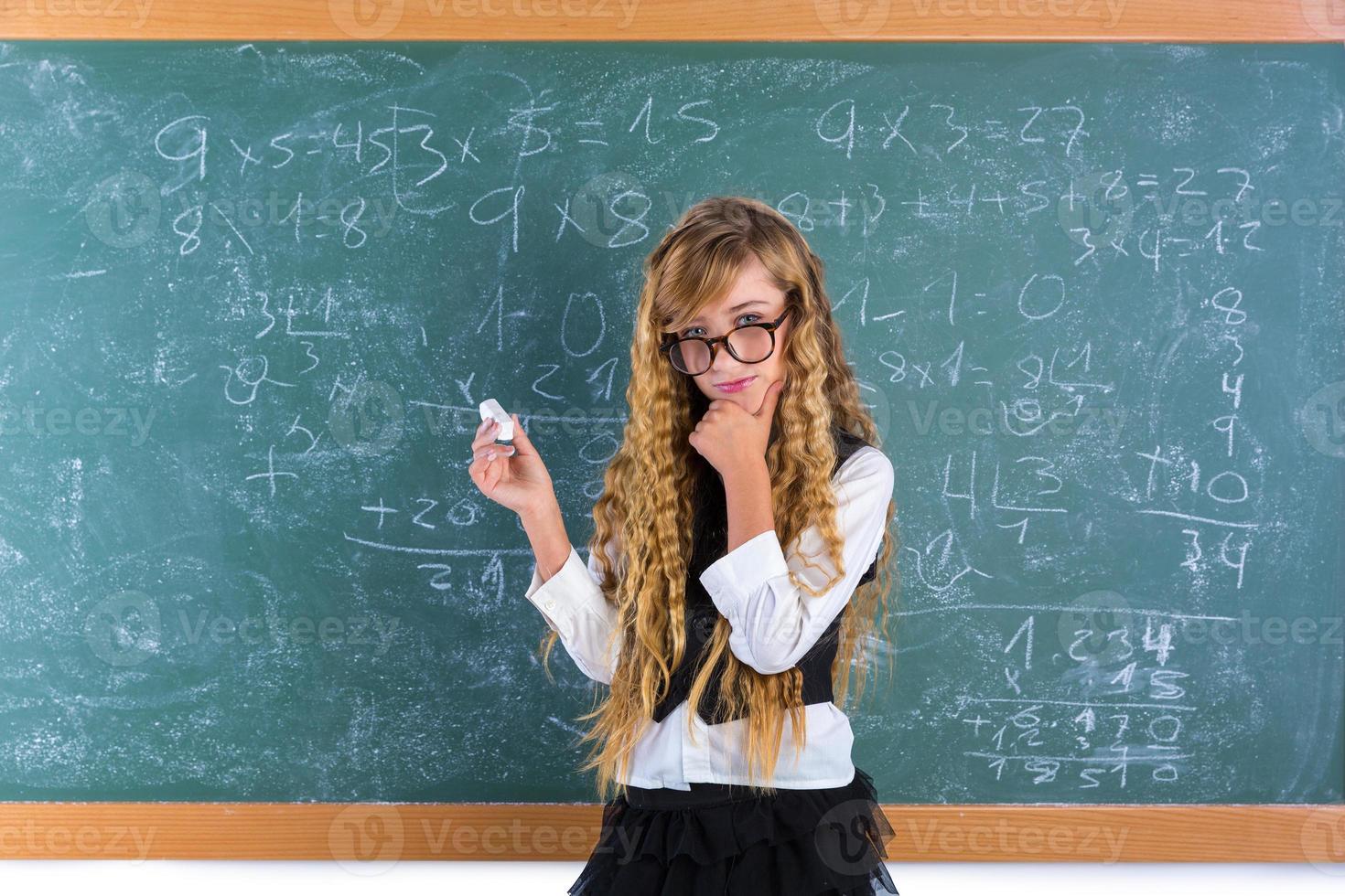 aluno nerd garota loira no quadro verde colegial foto