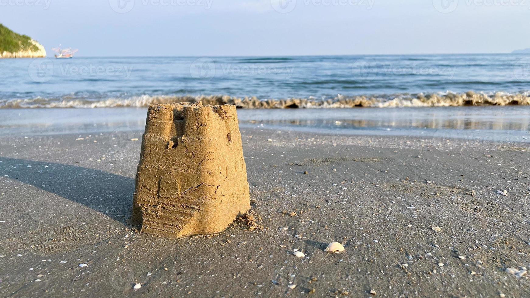 um castelo de areia na praia foto