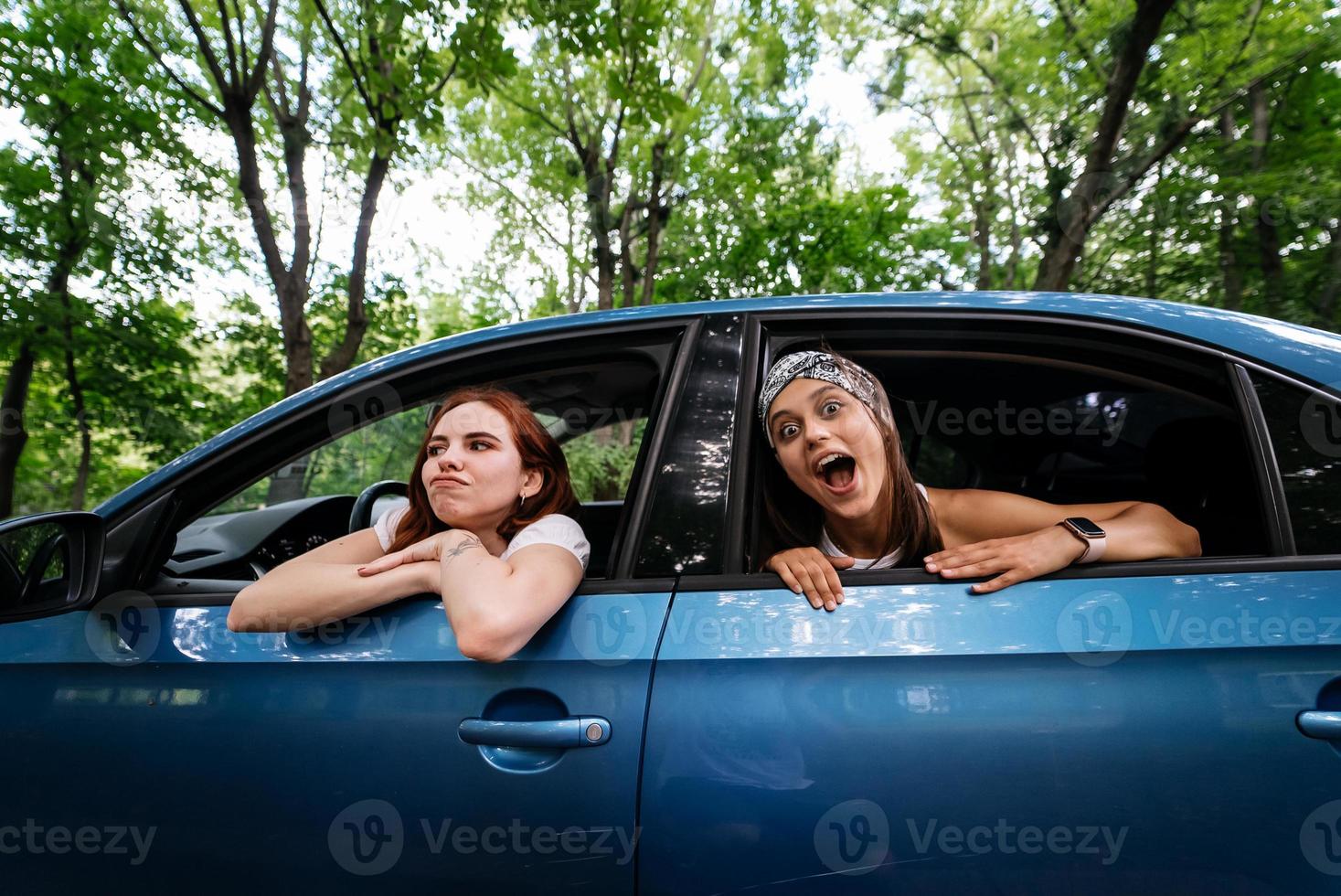 duas namoradas brincam e riem juntas em um carro foto