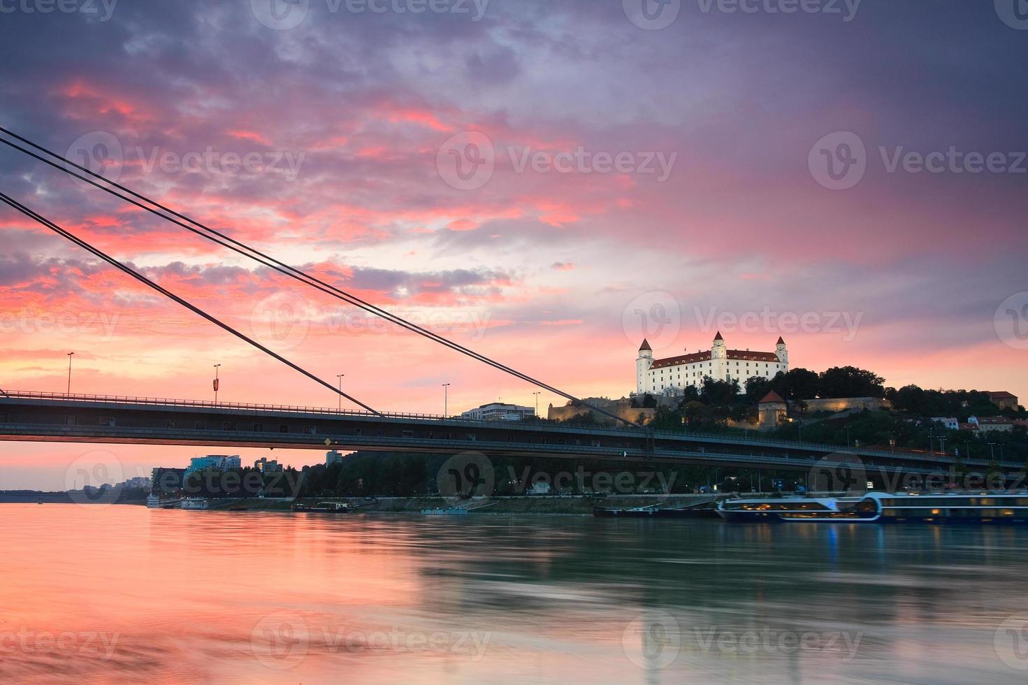 Castelo de Bratislava e Rio Danúbio. foto