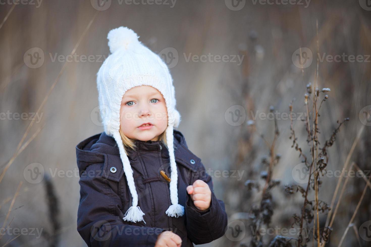 menina ao ar livre no dia de inverno foto