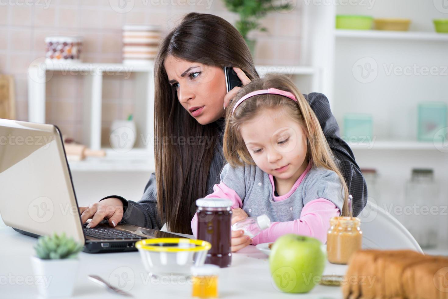 empresária sobrecarregada em casa foto