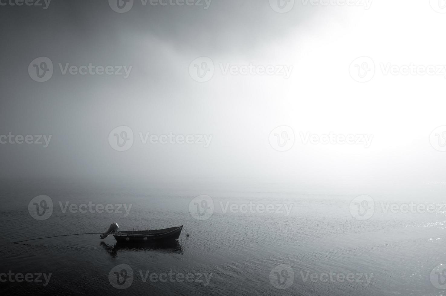 barco en la niebla foto