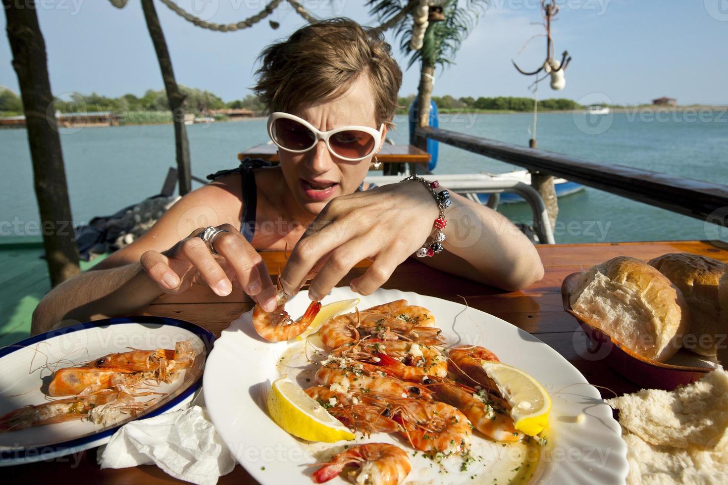 garota comendo frutos do mar frescos foto