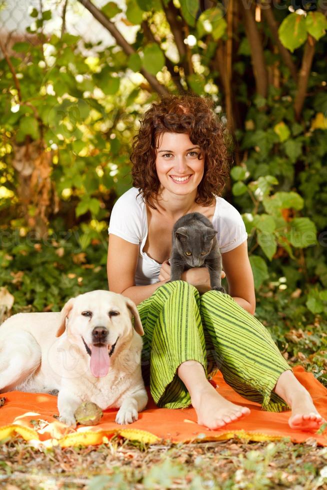 relaxando na natureza com animais de estimação foto