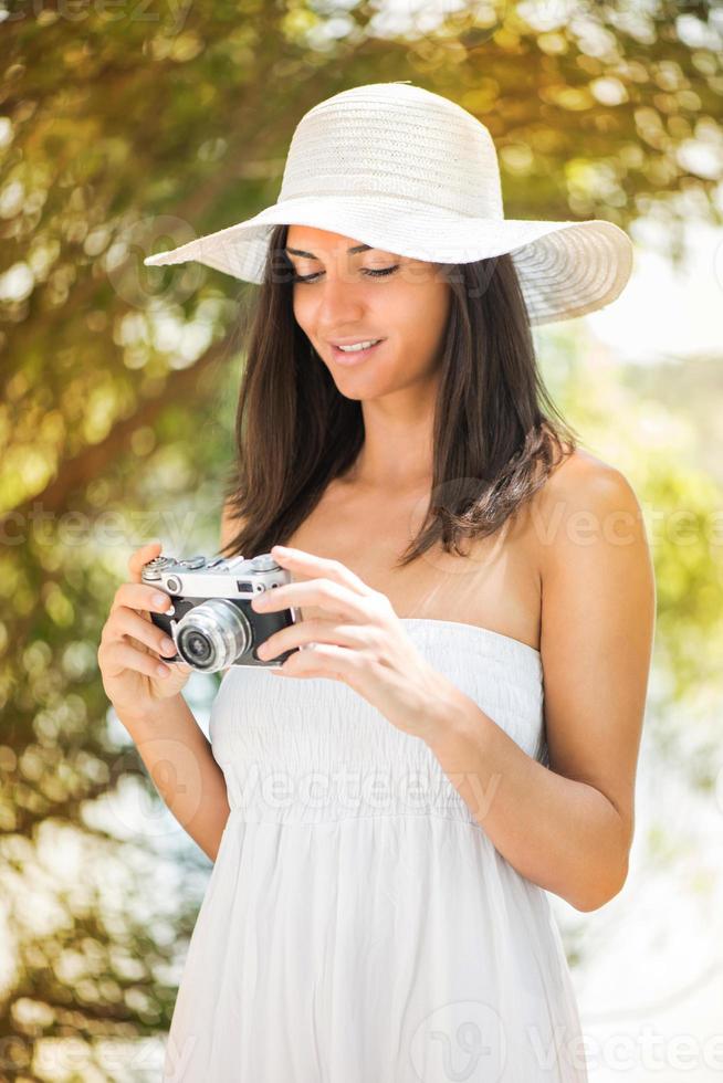 mulher com câmera fotográfica retrô foto