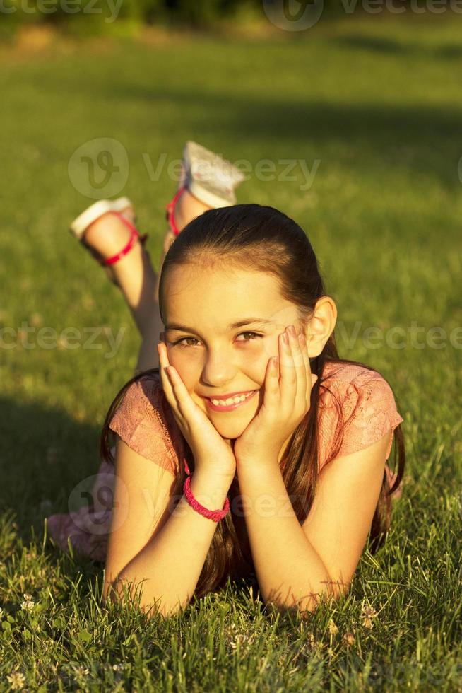 garota feliz no parque foto