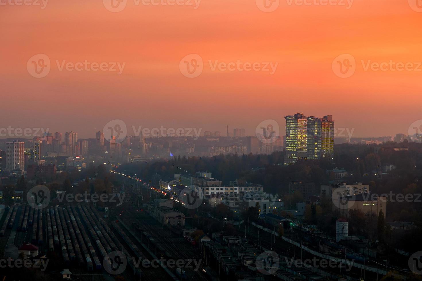 skyline da cidade de kiev na sunset foto
